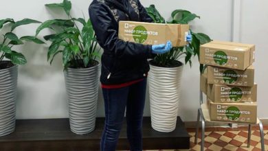 Валентина Бондаренко проверяет продуктовые наборы. Фото из архива депутата.