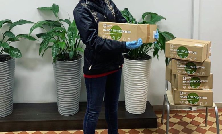 Валентина Бондаренко проверяет продуктовые наборы. Фото из архива депутата.
