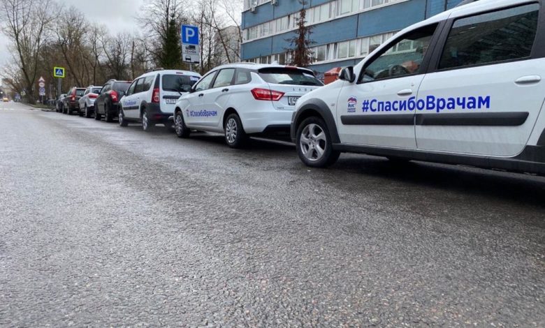 Партия «Единая Россия» предоставила врачам поликлиники пять автомобилей для обслуживания вызовов на дом