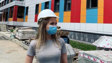 Валентина Бондаренко на строительной площадке учебного корпуса ГБОУ «Школа Новокосино». Из архива депутата.