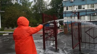 Промывка территории Городской поликлиники №69. Из архива депутата.