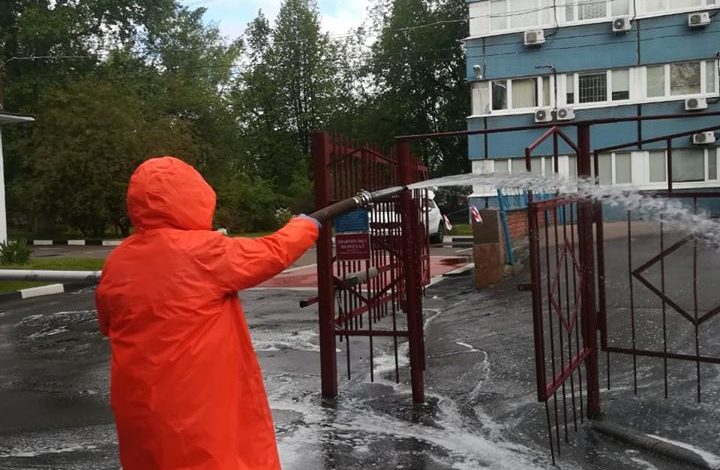 Промывка территории Городской поликлиники №69. Из архива депутата.