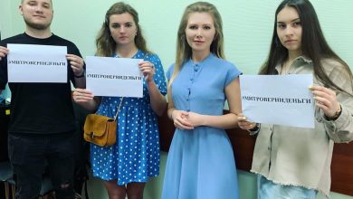 Валентина Бондаренко с бывшими студентами «МИТРО» и на приёме населения.