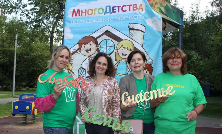 Татьяна Яковлева вторая слева